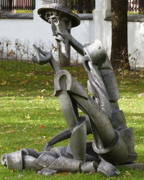 Skulptura Don Kihot s cvetkom v YAroslavle