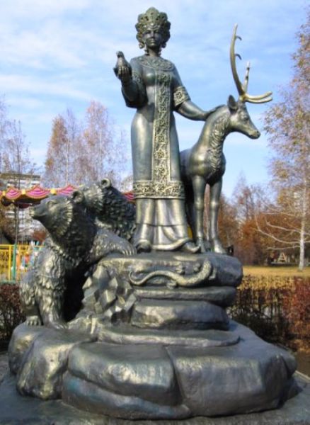 Skulptura Hozyajka mednoj gory v Ekaterinburge