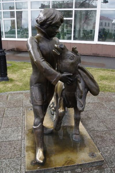 Skulptura Ivanushka i konek gorbunok v Tobolske