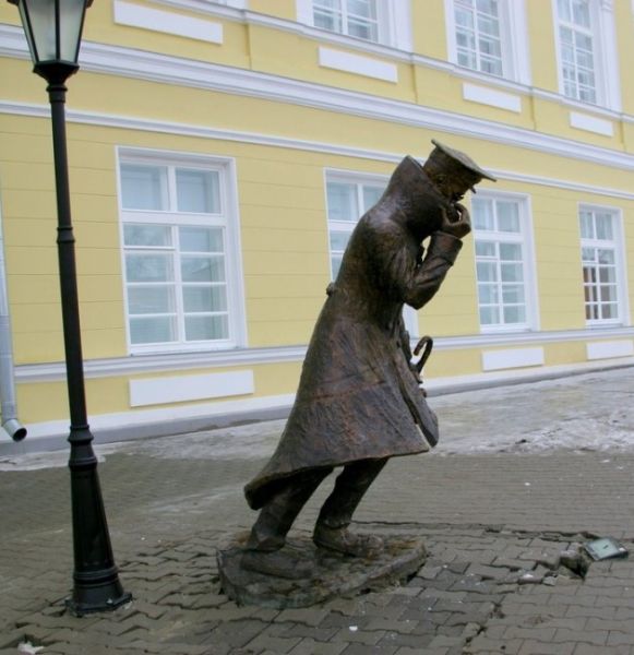 Skulpturnaya kompoziciya CHelovek v futlyare v Taganroge