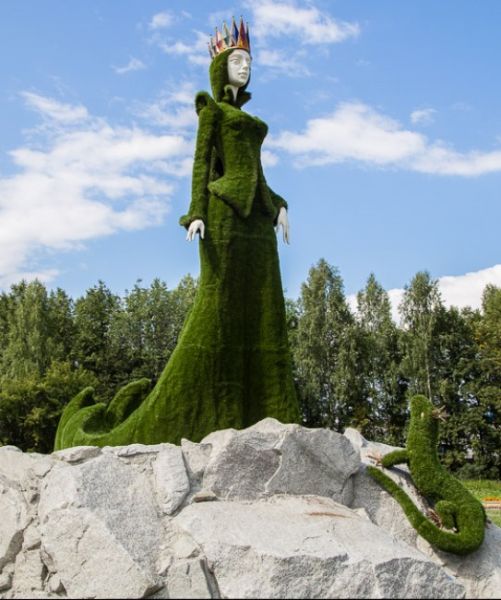 Skulpturnaya kompoziciya Hozyajka mednoj gory v Beryozovskom