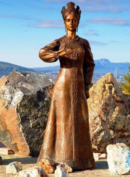 Skulpturnaya kompoziciya Hozyajka mednoj gory v Zlatouste